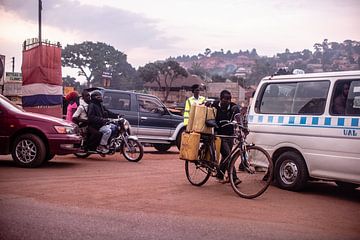straatbeeld op het platteland van Uganda
