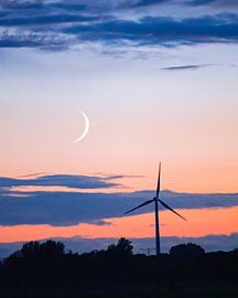 Sonnenuntergang mit Mond und Windmühle von Zwoele Plaatjes