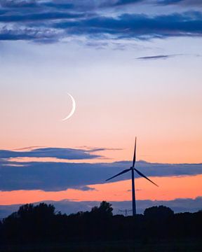 Sonnenuntergang mit Mond und Windmühle von Zwoele Plaatjes