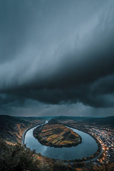 Landschapsbeeld van de Moezellus met donderwolk van Fotos by Jan Wehnert