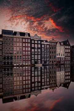 Grachtenhäuser am Damrak in Amsterdam, der Hauptstadt der Niederlande. von gaps photography