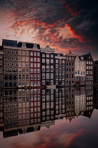 Les maisons du canal sur le Damrak à Amsterdam, la capitale des Pays-Bas.
