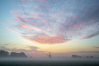 Molen tijdens zonsopgang in de mist.