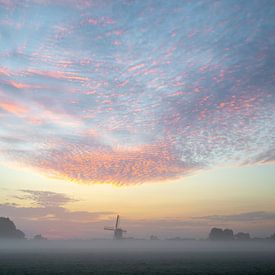 Mühle bei Sonnenaufgang im Nebel. von Corné Ouwehand