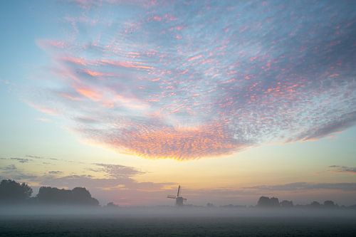Moulin au lever du soleil dans le brouillard. sur Corné Ouwehand