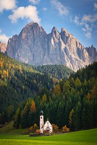 Église avec la montagne des Dolomites en automne sur iPics Photography