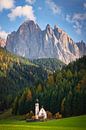 Église avec la montagne des Dolomites en automne par iPics Photography Aperçu