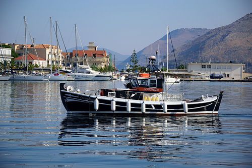Binnenkomende vissersboot