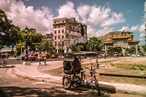 Fietstaxi voor Chinatown in Havanna by Natascha Friesen Baggen