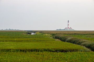 Priel mit Brücken und Leuchtturm Westerheversand im Hintergrund von Alexander Wolff