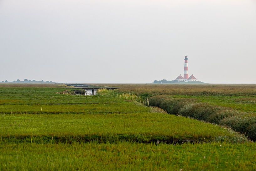 Priel met bruggen en vuurtoren Westerheversand op de achtergrond van Alexander Wolff