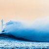 Tosende Welle bricht sich vor dem Leuchtturm von Maren Müller Photography
