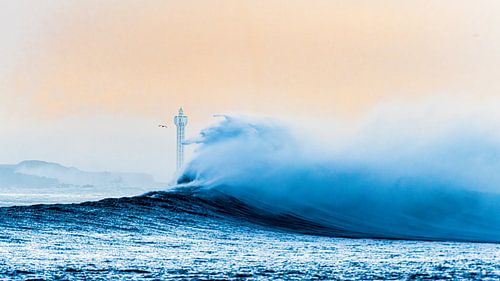 Tosende Welle bricht sich vor dem Leuchtturm von Maren Müller Photography