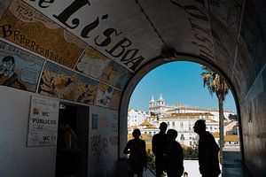 Passage à Alfama - Les contrastes de lumière et de vie de Lisbonne