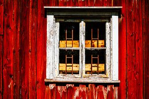 Rotes Holz & verwittertes Fenster – Skandinavische Scheune