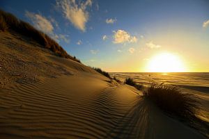 Coucher de soleil sur la plage et la mer d'Ameland sur Caroline van der Vecht