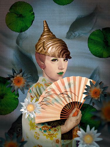 Japanse schoonheid met lotusbloem, kimono, waaier en vissen