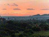 Coucher de soleil sur le champ du temple à Bagan, Myanmar par Shanti Hesse Aperçu