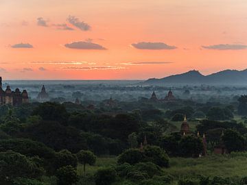 Coucher de soleil sur le champ du temple à Bagan, Myanmar