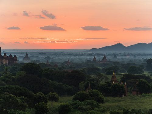 Coucher de soleil sur le champ du temple à Bagan, Myanmar sur Shanti Hesse