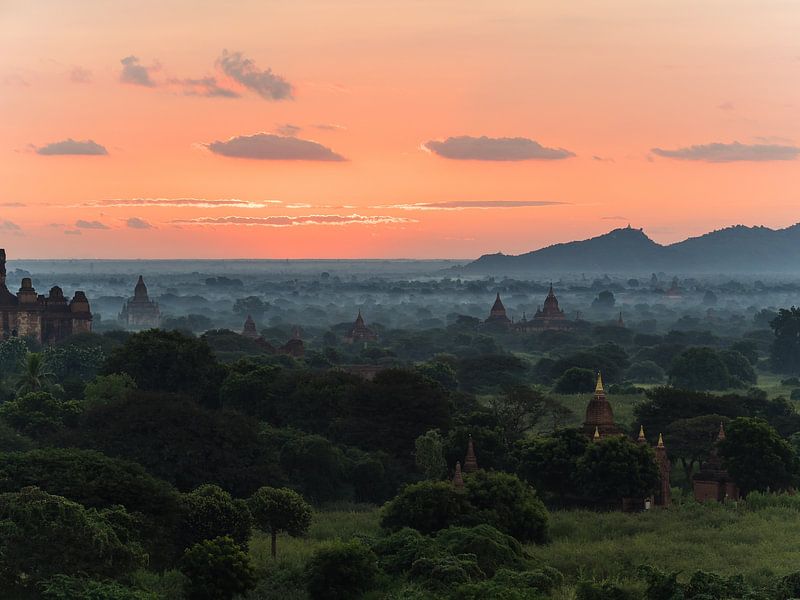 Coucher de soleil sur le champ du temple à Bagan, Myanmar par Shanti Hesse