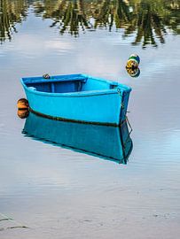 Klein blauw roeibootje spiegelend in stilstaand water by Harrie Muis