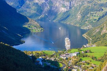 Cruiseschip Aida Sol in het Geirangerfjord, Noorwegen van Henk Meijer Photography