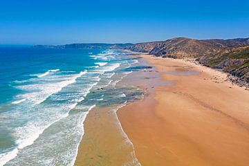 Luchtfoto van het strand bij Vale Figueiras aan de westkust in Portugal van Eye on You