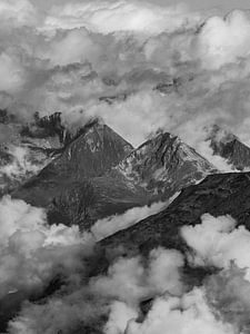 Uitzicht over de Walliser Alpen Bergen - Zwart wit van Joren van den Bos