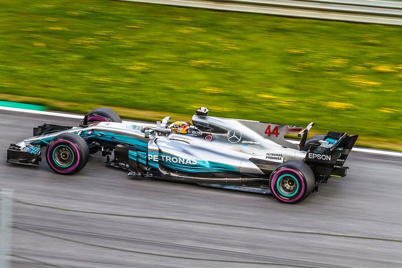 Lewis Hamilton in actie tijdens de Grand-Prix van Oostenrijk 2017 van Justin Suijk