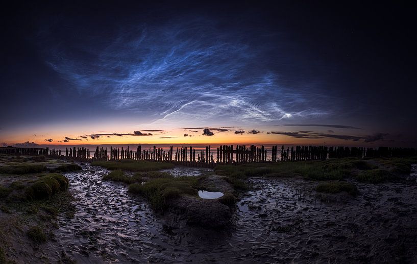 Betoverende Nacht aan de Friese Waddenkust: Lichtende Nachtwolken in Volle Glorie van Hevonax Photography