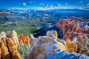 Verschneite Felsen im Bryce NP, Nordamerika