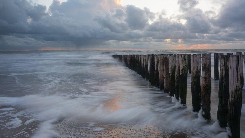 Sunset on a cloudy day van Desirée Couwenberg