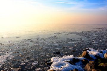 Zonsondergang over bevroren meer