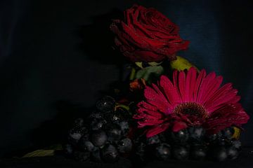 Stilleven met bloemen en fruit tegen donkere achtergrond van Mischa Corsius