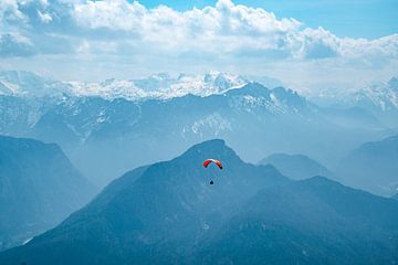 Gleitschirmflieger über den Berchtesgadener von Leo Schindzielorz