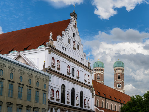 De Frauenkirche boven de daken van de oude binnenstad van München