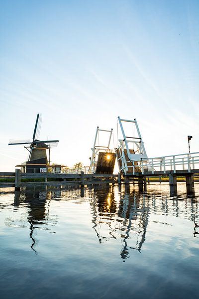 Die Brücke bei den Windmühlen von Kinderdijk von Maarten Borsje