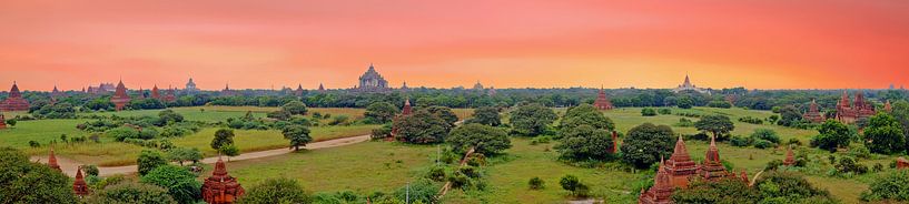 Panorama van buddhist tempels in Bagan , Myanmar bij zonsondergang von Eye on You