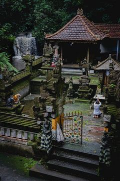 Traditionele Balinese Hindoeïstische tempelingang met waterval nabij Ubud in Bali van Marcus PoD