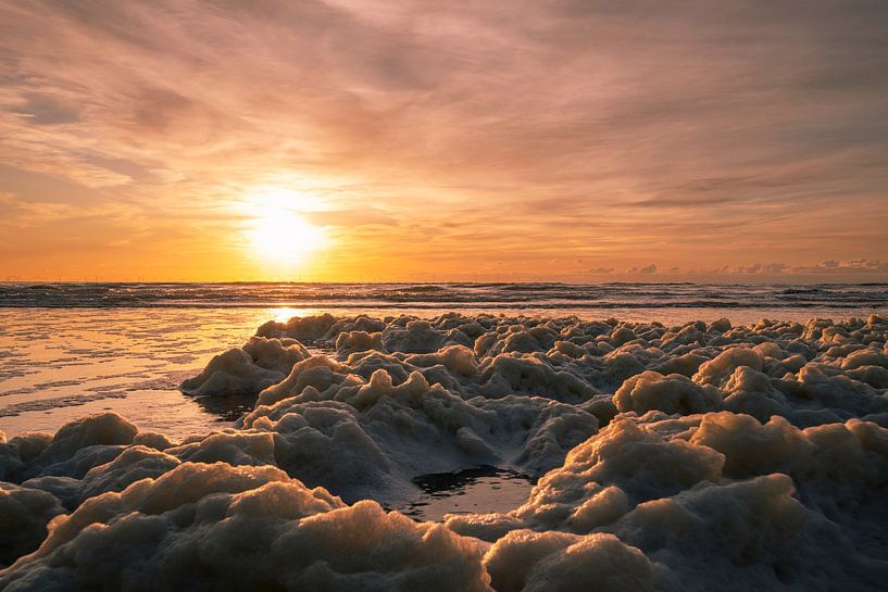 Prachtige zonsondergang en zeeschuim Noordzeestrand van Peter Bartelings