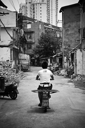 Een man op zijn scooter