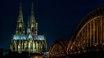  Cathédrale de Cologne dans la nuit