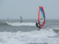 Windsurfen in de branding