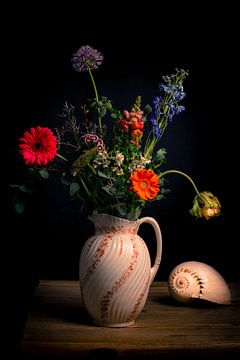 Blumenstillleben mit Muschel von Beeldpracht by Maaike