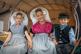 Kinderen in Zuid-Bevelandse dracht van Lisette van Peenen