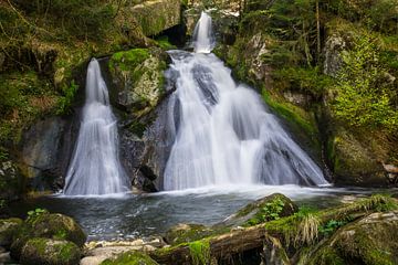 Twee parallelle watervallen en twee terrassen in een groen bos van adventure-photos