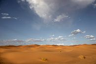 zandduinen in de woestijn van de Sahara in Marokko, Afrika van Tjeerd Kruse thumbnail