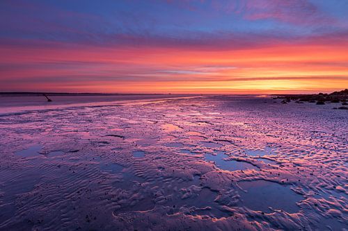 Kleurige zonsopkomst boven de Waddenzee