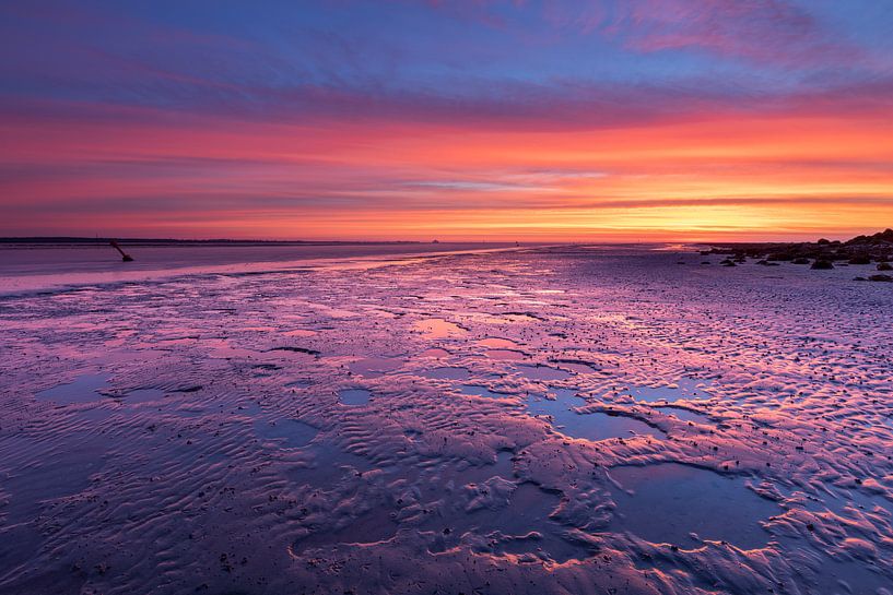 Farbenprächtiger Sonnenaufgang über dem Wattenmeer von Anja Brouwer Fotografie